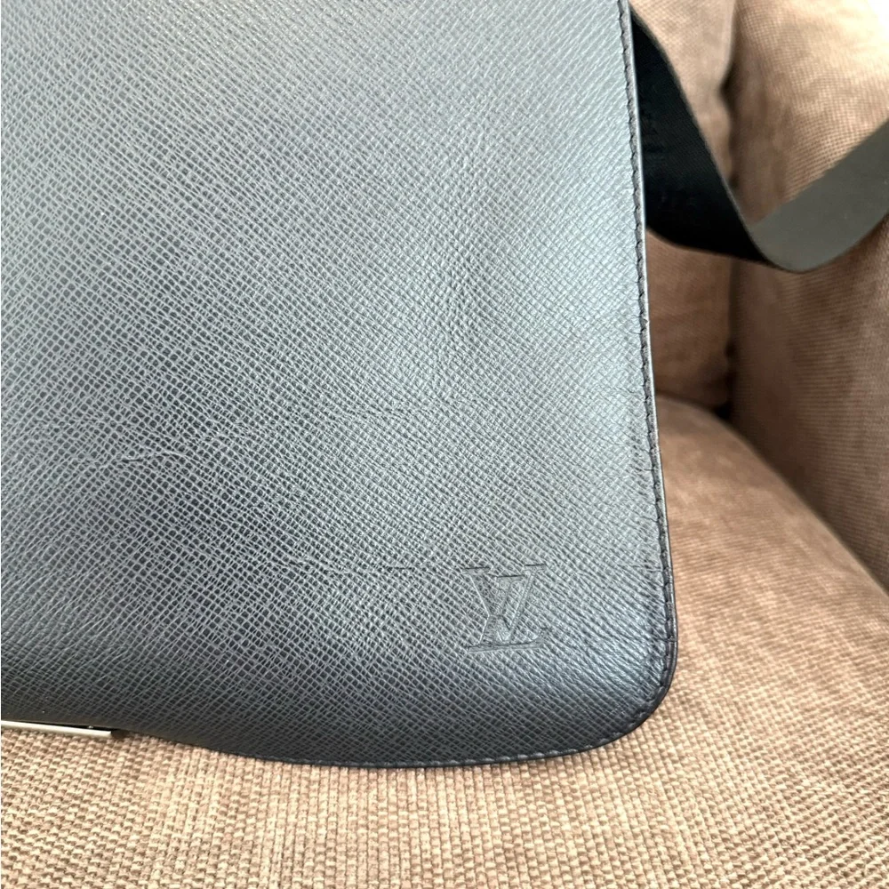 Authentic Louis Vuitton Viktor Messenger Bag M30142 black arsoise unisex